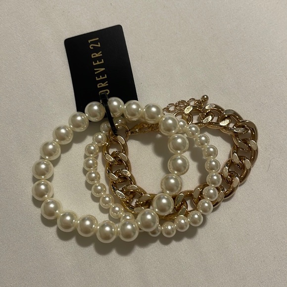 Forever 21 Gold and Pearl Statement Necklace - Picture 3 of 3